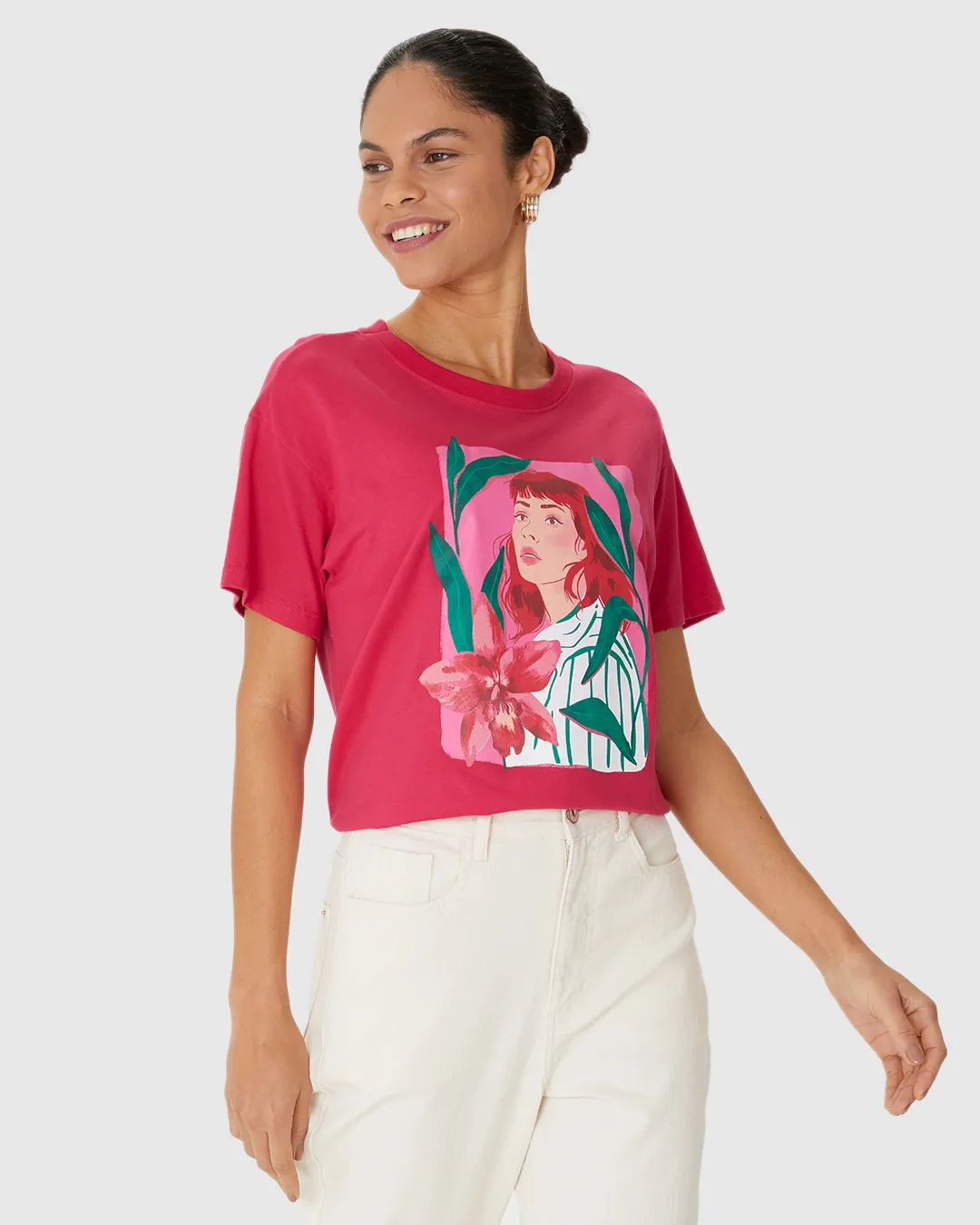 Olha o que apareceu na Malwee: Camiseta Feminina Estampa Ilustrativa Garota Com Flor Em Algodão…